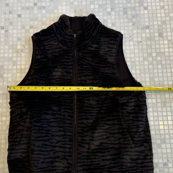 Cedrics Women’s Dark Brown Reversible Fur Vest - Picture 6 of 12